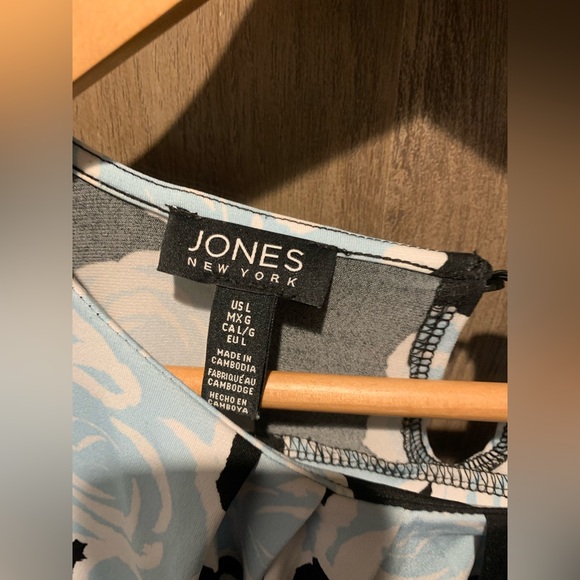 SIZE LARGE Jones New York® Blue & Black Floral Sleeveless Pleat-Neck Blouse - Picture 3 of 6